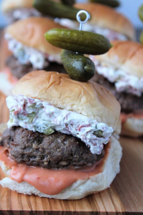 Dill Pickle Dip Slider Burgers - Ways to my Heart Pickle Burger, Slider Burgers, Pickle Dip Recipe, Dill Pickle Soup, Dill Pickle Dip, I Heart Recipes, Pickle Dip, Juicy Burgers, Burger Night