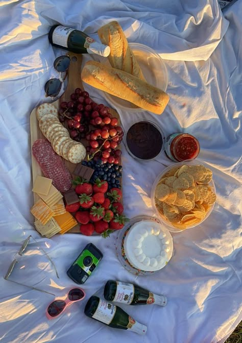 Picnic Date Outfits, March Aesthetic, Picnic Date Food, Picnic Photo Shoot, Picnic Photography, Picnic Snacks, Picnic Birthday Party, Picnic Inspiration, Picnic Decorations