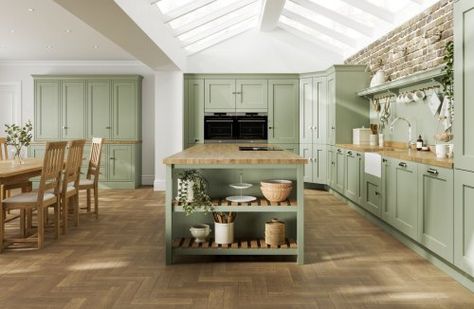 New England Style Kitchen, Green Country Kitchen, Laura Ashley Kitchen, New England Kitchen, Modern Shaker Kitchen, Casa Country, Country Modern, Kitchen Showroom, Cottage Kitchens