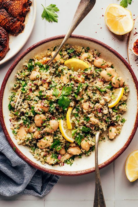 Easy, nourishing white bean quinoa salad with fresh parsley, garlic, lemon, and a subtle kick from red pepper flakes. Just 10 ingredients, 1 bowl, and 30 minutes required for this fiber-packed, plant-based side! #minimalistbaker #vegan #quinoa #salad #whitebeans Bean Quinoa Salad, Portobello Steak, Grilled Romaine, White Bean Salad, Minimalist Baker, Spring Vegetables, Vegan Salad, Salad Side Dishes, White Bean