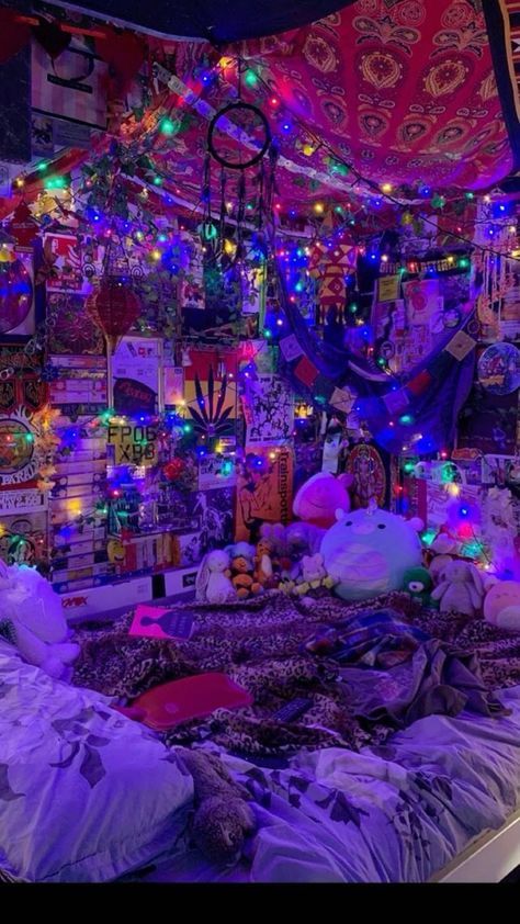 Room Ideas Cluttercore, Psycadelic Room Aesthetic, Hippie Dorm Room Ideas, Street Room Aesthetic, Weird Core Room, Psychadelic Room Aesthetic, Weirdcore Bedroom, Hippie Rooms, Rave Room