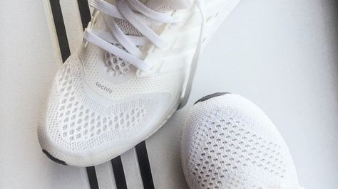 White Shoes Adidas, Cleaning White Shoes, How To Clean White Shoes, Cleaning Painted Walls, Glass Cooktop, White Tennis Shoes, Deep Cleaning Tips, White Running Shoes, Print 3d