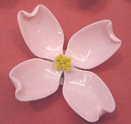 plastic spoon flower. These would be perfect on Mia's wall instead of paper flowers Utensil Crafts, Pop Bottle Crafts, Plastic Spoon Crafts, Spoon Craft, Silverware Crafts, Plastic Bottle Flowers, Spoon Crafts, Spoon Art, Plastic Silverware