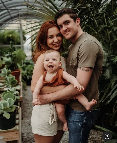 Family Photos Greenhouse, Botanical Garden Family Photoshoot, Greenhouse Mini Session, Greenhouse Family Photos, Family Garden Photoshoot, Greenhouse Photoshoot Family, Plant Nursery Photoshoot, Greenhouse Family Photoshoot, Greenhouse Outfit