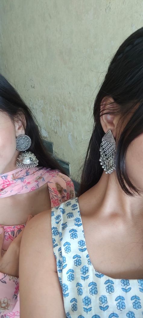 Poses With Earrings, Indian Best Friends Pics, Sisters Photoshoot Poses, Bff Poses, Best Friend Poses, Desi Fashion Casual, Bff Photoshoot Poses, Desi Aesthetic, Face Aesthetic