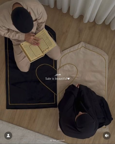 Pray Together Couple, Praying Couple Aesthetic, Muslim Couples Aesthetic, Couple Praying Together, Praying Couple, Pray Muslim, 2025 Board, Muslim Aesthetic, Kneeling In Prayer