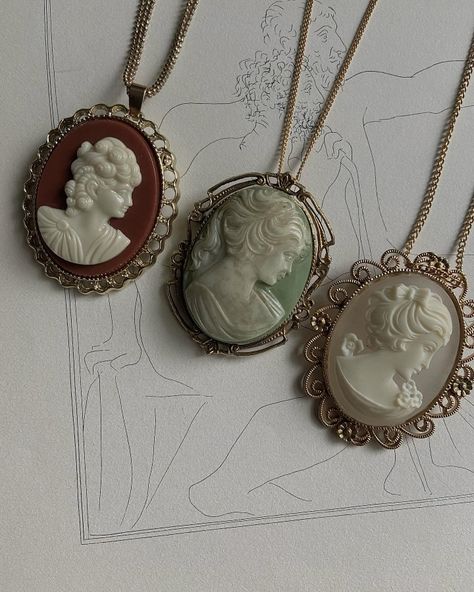 Cameo Aesthetic, Dark Academia Coquette, Vintage Cameo Jewelry, Academia Coquette, Vintage Dark Academia, Necklaces Red, Ladies Silver Rings, Green Stone Necklace, Hummingbird Pendant