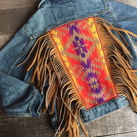 Western Denim Jacket, Cowgirl Clothes, Diy Denim Jacket, Repurposed Denim, Embellished Denim Jacket, Country Style Outfits, Painted Denim Jacket, Fringe Leather Jacket, Western Style Outfits