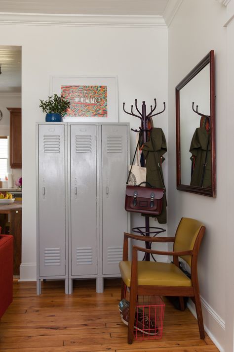 10 Double-Duty Must-Haves for a Super Organized (and Efficient) Entryway Bungalow Entryway, Bootility Room, Lockers Repurposed, Entryway Apartment, Bungalow Style, Entryway Organization, Bungalow House, Style Deco, Hallway Ideas Entrance Narrow