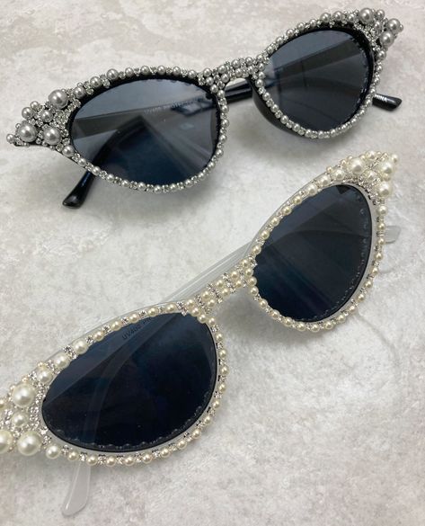 Vintage style cat eye sunglasses embellished with pearls and rhinestones. Bring back the heydays of Hollywood and light up your inner Rita Hayworth with these glamourous sunnies. I'm ready for my close-up, Mr. DeMille! Custom Sunglasses Diy, Old Hollywood Accessories, Bedazzled Glasses, Bedazzled Sunglasses, Glam Sunglasses, Pearl Glasses, Cat Eye Sunglasses Vintage, Diy Sunglasses, Star Sunglasses