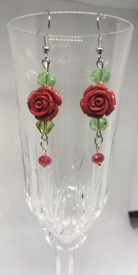 Rose Garden Earrings by IndigoDragonDesigns on Etsy Beaded Rose Earrings, Bead Earrings Ideas, Handmade Earrings Ideas, Garden Earrings, Beaded Earrings Diy, Diy Jewelry Unique, Wire Jewelry Designs, Bead Charms Diy, Earrings Diy