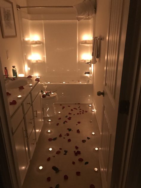 Bath Candles Romantic, Romantic Hotel Rooms, Romantic Room Surprise, Romantic Dinner Decoration, Romantic Bath, Romantic Room Decoration, Surprise Boyfriend, Red Bathroom, Romances Ideas