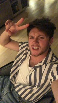 4 videos Louis | fotos de louis tomlinson, louis tomlinson, fotos de one direction One Direction Fotos, Niall Horan Baby, Niall And Harry, Gorgeous Guys, Husband Material, Hello Lover, Irish Princess, Irish Boys, One Direction Pictures