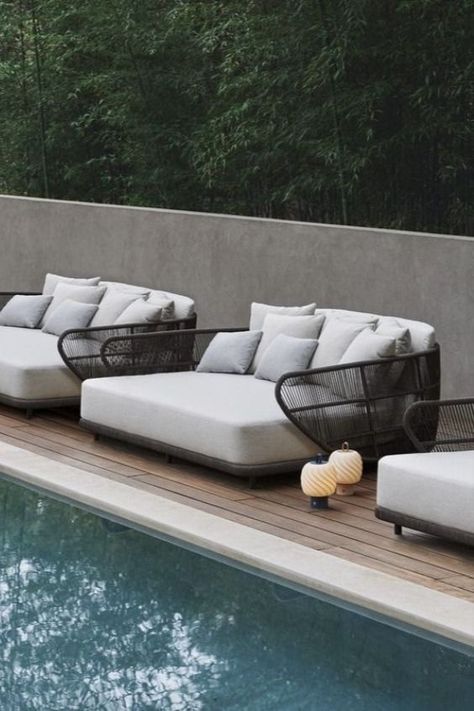 Lounge Bed Outdoor, Luxurious Outdoor Furniture, Pool Bed Ideas, Exterior Daybed, Backyard Daybed, Modern Pool Furniture, Outdoor Daybed Ideas, Pool Furniture Ideas, Poolside Daybed