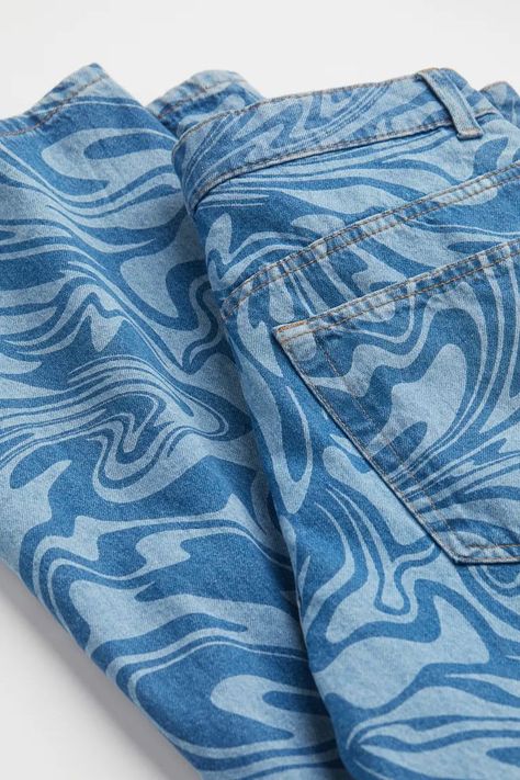 @h&m #printing #prints #jeans #outfit #inspo #pattern #jeans #style #trending #denim #trends #fashion Baggy Jeans Aesthetic, Jeans Inspiration, Autumn Outfit Aesthetic, Patterned Denim, Casual Outfits For Fall, Jean Art, Pattern Jeans, Printed Denim Jeans, 90s Pattern