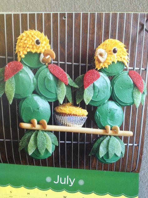 parrot cupcakes Parrot Cupcakes, Grinch Cake, Cake Push Pops, Pull Apart Cupcake Cake, Decorated Cupcakes, Baker Baker, Buffet Party, Cupcakes Ideas, Pull Apart Cupcakes