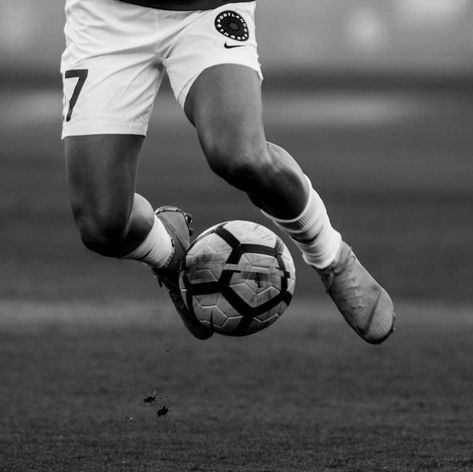 Tobin Heath Soccer Emoji, Us Womens Soccer, Soccer Backgrounds, Soccer Pro, Soccer Photography, Tobin Heath, Women's Soccer Team, Football Photography, Soccer Inspiration