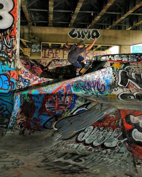 Skatepark Aesthetic, Skate Place, Skater Core, Skate Graffiti Street Art, Aesthetic Skateboard, Abandoned Skate Park Aesthetic, Skateboard Culture, Skateboard Decor, Street Dreams