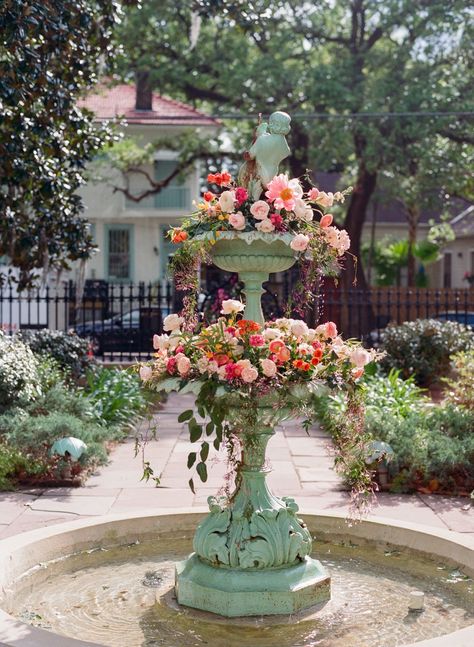 I went searching for the history behind the trend of flowers in fountains and came up short! 🌸💦 Regardless of its origin, I just want to say thank you to whoever started it because I love it SO MUCH! This particular arrangement at Derbes Mansion is definitely a favorite. Let Doris Ione bring this enchanting floral touch to your wedding or event. Derbes Mansion, Come Thou Fount, Garden Water Fountains, Flower Party, New Orleans Wedding, Organic Style, Floral Inspiration, Arte Floral, Intimate Weddings