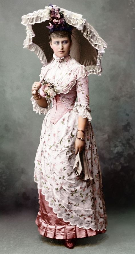 Como as mulheres européias (e brasileiras) se vestiam no verão no século 19? | Era Vitoriana Beige Outfits, 1870s Fashion, 1880s Fashion, 1800s Fashion, Bustle Dress, Victorian Costume, 19th Century Fashion, History Fashion, Victorian Clothing