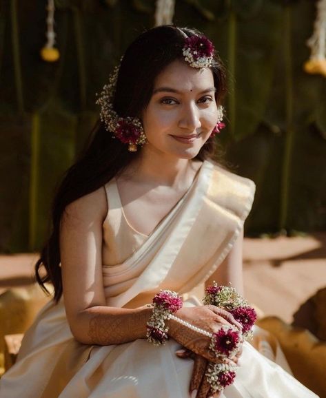 Haldi Look With Flower Jewellery, Simple Bride Indian, Simple Haldi Bride, Saree Haldi Look, White Saree Haldi Look, Bridal Haldi Outfit Indian Simple, White Saree For Haldi, Ali Bhatt, White Saree For Haldi Ceremony