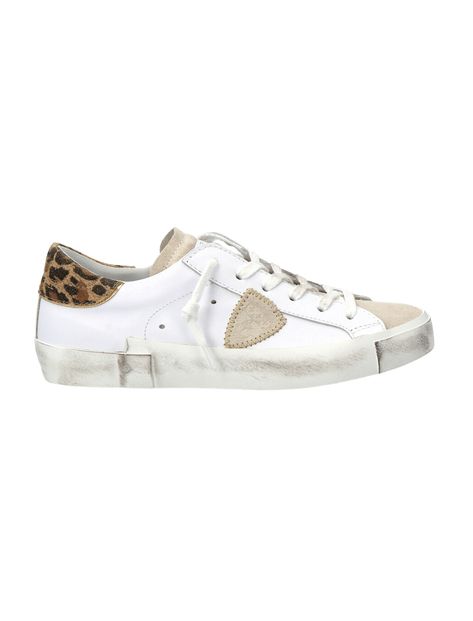 Step up your sneaker game with the Philippe Model Sneaker Low Prsx Woman-Blanc Brun – the brand's best-seller that's made in Italy with a calfskin leather upper and animal-print suede details. The intentionally imperfect distressed-effect rubber sole band gives them a unique look, while the cushioned insole and terry cotton lining ensure that you're comfortable no matter where your day takes you. And it's not just about style – these sneakers are also designed with your comfort in mind. The cush Philippe Model, Trending Sneakers, Sneaker Games, Marine Serre, Low Sneakers, Sneaker Brands, Sneakers White, Step Up, Sneakers Fashion