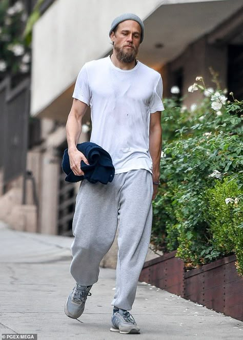 Gray Sweatpants Outfit Men, Grey Sweatpants Outfit Men, Men In Sweatpants, Baggy Grey Sweatpants, Styling Sweatpants, Baggy Tshirt Outfit, Grey Sweatpants Men, Gray Sweatpants Outfit, White Tshirt Outfit