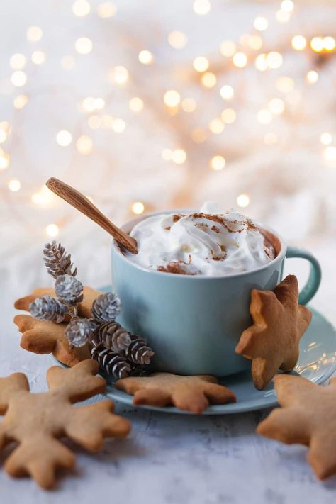 This Gingerbread Latte is for all of you who love holiday coffee, this will bring your favorite coffee shop... home. Easy to make, and perfect for the Christmas holidays. Gingerbread Latte Syrup, Latte At Home, Gingerbread Latte, Chocolate Caliente, Christmas Sweets, Holiday Coffee, Christmas Drinks, Christmas Coffee, Pumpkin Spice Latte