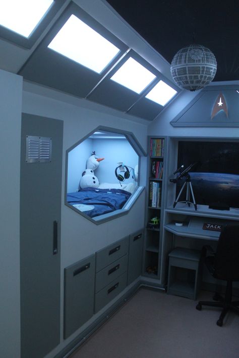 Spaceship Inspired Interior, Gaming Room Futuristic, Room Ideas Aesthetic Futuristic, Star Trek Room Ideas, Spaceship Gaming Room, Room Inspo Futuristic, Hyper Modern Interior, Sci Fi Themed Room, Star Trek Bedroom Ideas