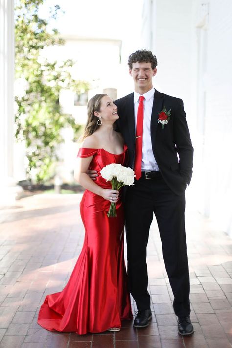 Red Dress Matching Couple, Prom Dresses And Suits Matching, Prom Dress And Suit Matching, Red Prom Dress With Date, Prom Matching Couples, Red Prom Dress Couple, Prom Matching Couples Outfits, Prom Couples Red, Couples Prom