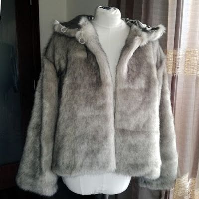 How to cut and sew long pile faux fur: making a hooded faux fur jacket - Como cortar e coser tecidos de pelo comprido Diy Fur Coat, Winter Outwear, Fur Hoodie, Hooded Faux, Fake Fur, Moving On, Jacket Pattern, Free Sewing, Faux Fur Jacket