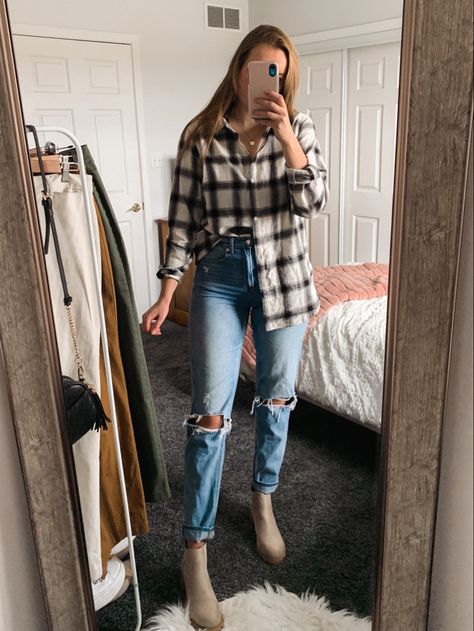 Chic Mom Outfits, Jeans Boots Outfit, Long Sleeve Shirt Outfits, Jeans Outfit Fall, Mom Jeans Outfit, Flannel Outfits, Long Skirt Outfits, Fall Attire, Ripped Mom Jeans