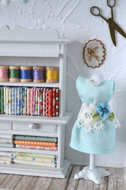 Small Sewing Room, Small Sewing Rooms, Room Box Miniatures, American Girl Doll House, Miniature Dress, Dollhouse Miniature Tutorials, Small Sewing, Dollhouse Miniatures Diy, Miniature Projects