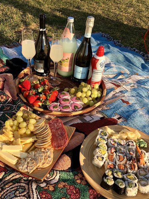 picnic aesthetic Picnic Date Food, Sommer Mad, Picnic Inspiration, Picnic Birthday, Picnic Date, Perfect Picnic, Picnic Food, Picnic Foods, Food Goals