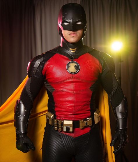 Red Robin Suit, Villains Costumes, 2022 Batman, Heroes And Villains Costumes, Robin Suit, Superman Actors, Red Hood Cosplay, Costume Concepts, Robin The Boy Wonder