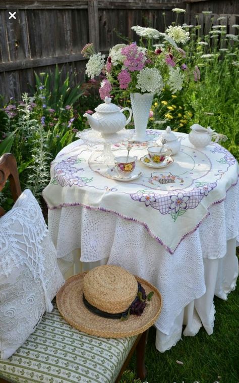 Tea In The Garden, Good Morning Tea, Balkon Decor, Tea Party Food, Garden Wallpaper, Afternoon Tea Parties, Tea Sandwiches, Tea Party Garden, English Tea