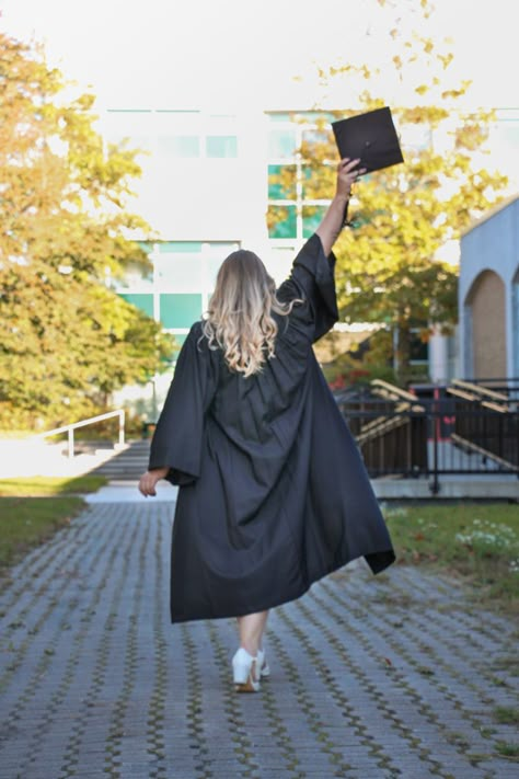 Graduation Poses Photo Shoots Indoor, Convocation Photo Ideas, Pre Convocation Photography, Graduate Outfits For Women, Graduation Shoot Poses, Graduation Day Photo Ideas, College Graduation Pictures Plus Size, Pre Graduation Photoshoot Ideas, Graduation Poses Women