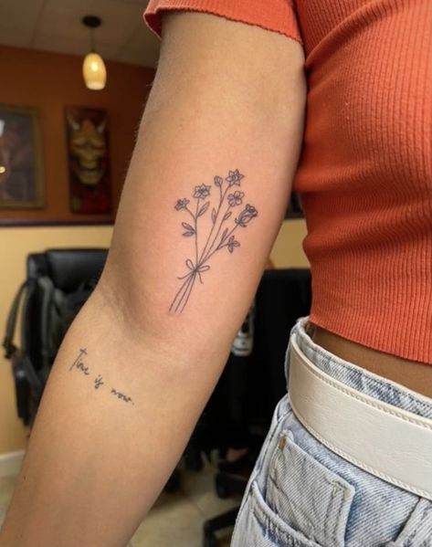 Bouquet Tattoo, Petite Tattoos, Cute Tattoos For Women, Classy Tattoos, Discreet Tattoos, Subtle Tattoos, Baby Tattoos, Family Tattoos, 背景 シンプル