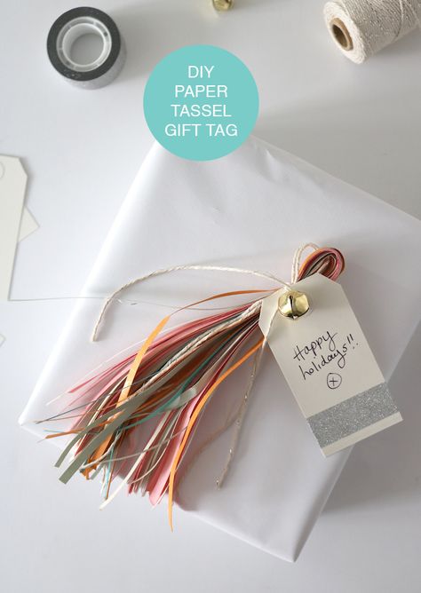 Tassel Gift Wrap, Gift Tag Diy, Paper Tassels Diy, Cellophane Wrapping Ideas, Creative Gift Tags, Diy Gift Tags, Paper Tassels, Tassels Diy, Gift Wrapping Techniques