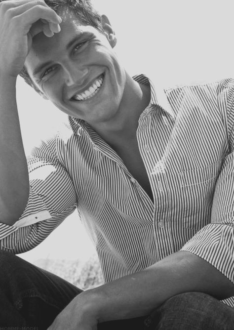 Sexy smile  ✮✮“Feel free to share on Pinterest" ♥ღ www.fashionupdates.net Senior Photos Boys, Senior Boy Poses, Male Senior Pictures, Senior Portrait Poses, Senior Pictures Boys, Senior Guys, Foto Tips, Senior Pictures Poses, Pic Pose