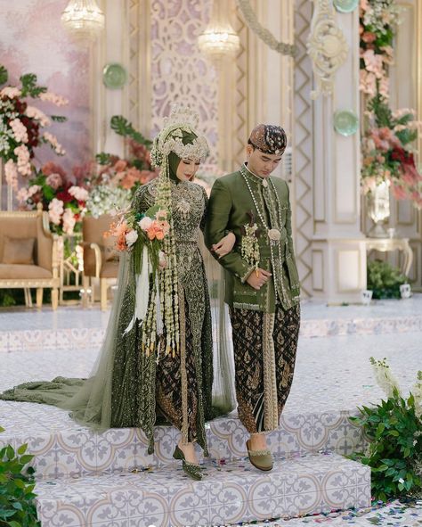 Baju pernikahan adat Sunda. Pakaian tradisional Indonesia. Sundanese traditional costume. Pic from instagram: ayungberinda #culture #budaya #busana #batik #clothes #clothing #attire #bride #bridal Nikahan Adat Sunda, Adat Betawi Wedding Hijab, Wedding Dress Jawa, Pose Foto Pernikahan, Kebaya Wedding Dress, Giorgino Abraham, Baju Wedding, Wedding Jawa, Sundanese Wedding