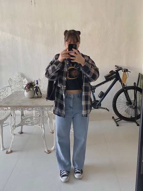 90s old style outfit black graphic baby tee black plaid flannel denim pants classic black high cut converse shoes 90s Flannel Outfits, Jeans And Flannel Outfit, 90s Flannel, Short Sleeve Flannel, Graphic Baby Tee, Flannel Outfits, Graphic Tee Outfits, Baby Graphic Tees, 90s Jeans