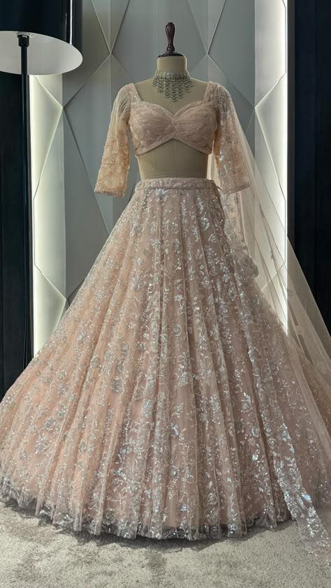 Party Lehenga Designs, Punjabi Outfits Wedding, Party Wear Lehenga Indian Weddings, Aesthetic Lehengas, Stylish Lehenga Designs, Classy Lehenga, Pretty Lehengas, Royal Lehenga, Aesthetic Lehenga