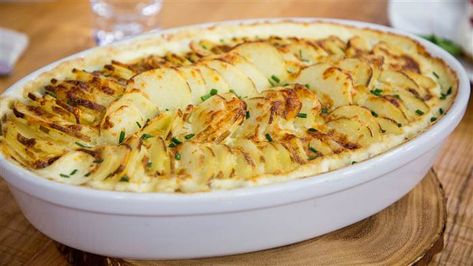 Joanna Gaines Scalloped Potatoes from her new cookbook on Today Food.  Cheese, Garlic, Heavy Cream YUM!  Today Food Johanna Gaines, Magnolia Table Recipes, Joanna Gaines Recipes, Garlic Mashed Potatoes Recipe, Scalloped Potatoes Recipe, Easter Side Dishes, Mashed Potatoes Recipe, Scalloped Potato Recipes, Potatoes Au Gratin