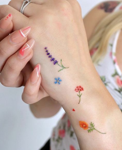 Colorful Tatoos Woman, Tiny Color Tattoos, Wrist Flower Tattoo, Small Color Tattoo, Small Colorful Tattoos, Hand And Finger Tattoos, Palm Tattoos, Handpoke Tattoo, Small Flower Tattoos