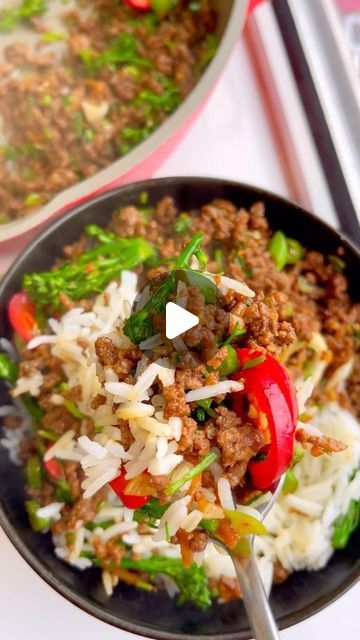 Shelina Permalloo on Instagram: "Chilli Beef with Broccoli
This is the perfect mid week meal for the family and fespecially for people who are time poor but want to cook from scratch as well!

You can cook this within 15 mins and I usually microwave my rice whilst I’m cooking this that way it all comes together at the same time! You can add whatever leftover veggies you like, but my daughter particularly love tender stem broccoli so we used this!

500g beef mince
1tbsp chopped fresh ginger
1tbsp chopped fresh garlic
(You can use garlic ginger paste)
1tsp unrefined golden caster sugar
2-3 tosp light soy sauce
1tbsp dark soy sauce
2tbsp oyster sauce
6 tender stem brocolli, stems finely chopped and florets kept whole
1/2 spring onion finely sliced 
1-2 red chillies depending on hot 🥵 you lik 1400 Calorie Meal Plan, Beef With Broccoli Recipe, Beef With Broccoli, Cook From Scratch, Leftover Veggies, Mediterranean Recipes Healthy, Ginger Paste, Asian Dinners, Single Parents