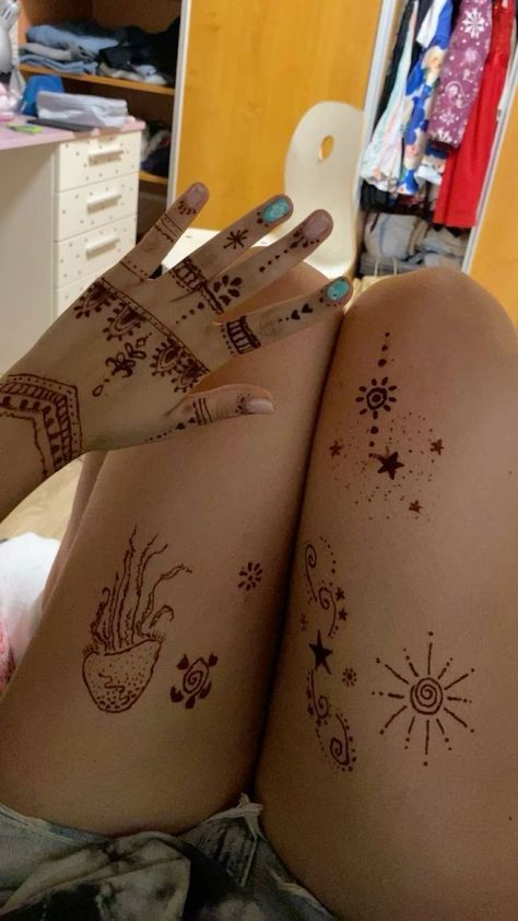 Henna Leg Tattoo Simple, Jagua Tattoo Design, Henna Designs Thighs, Funny Henna, Knee Henna, Cute Henna Ideas, Hena Tato, Hand Art Ideas, Fake Tattoo Ideas