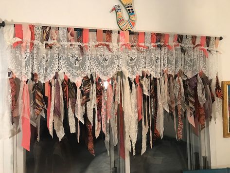 Shabby Chic Valance, Boho Valances, Rideaux Shabby Chic, Gold Birthday Banner, Rideaux Boho, Pink Gold Birthday, Diy Recycled Projects, Lace Curtain, Bohemian Curtains