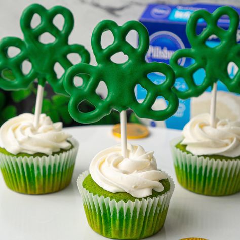 Shamrock Pretzel Cupcakes St Pats Day Treats, St Patties Day Treats, Shamrock Cupcake Cake, Cupcake Sampler Ideas, Saint Patrick's Day Cupcakes, Saint Patrick's Day Treats, St Patricks Day Birthday Party Food, Leprechaun Cake Ideas, St Patricks Day Birthday Cakes