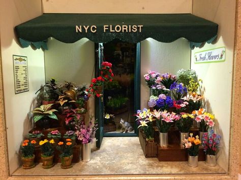 Miniature Florist Shop Entry - Room Box - 1/12 Scale Shoe Box Diorama, Miniature Garden Plants, Model Scenery, Nyc Florist, Shop Inspiration, Miniature Flowers, Pressed Flower Crafts, Mini Doll House, Pinterest Diy Crafts